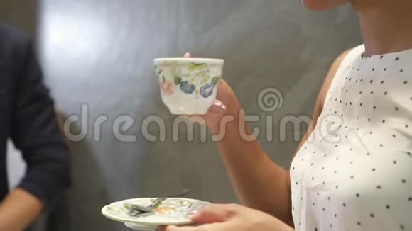 多种族妇女坐着喝一杯茶或咖啡视频的预览图