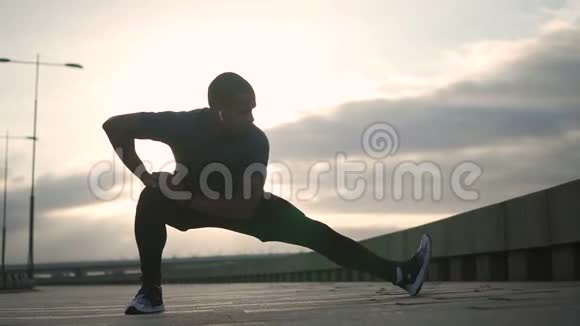 非裔美国人慢跑者伸腿锻炼身体视频的预览图