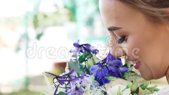 一位美丽的幸福女子新娘的近距离后景视频的预览图