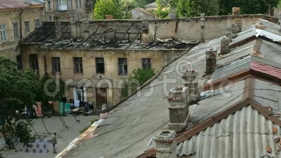 有烟囱的旧屋顶以及乌克兰敖德萨市的一所旧房子被大火摧毁的屋顶视频的预览图