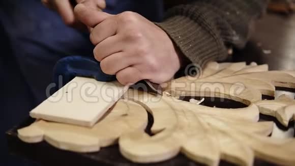 木匠在桌子上的车间里做一个木制的工作准备一个木制产品的细节这是未来的一部分视频的预览图