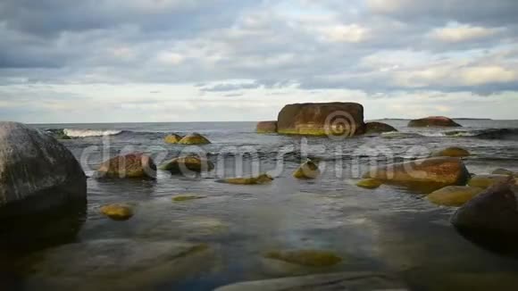 靠近海岸线和石头的波罗的海海浪视频的预览图