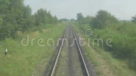 铁路轨道运动绿树背景视频的预览图