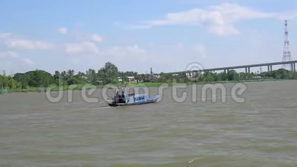 这艘小船或驳船在新建成的巨大斜拉桥河流中滑行视频的预览图