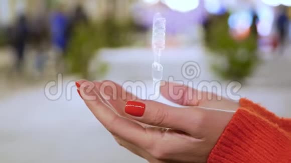 女性手握全息气体放电灯泡视频的预览图