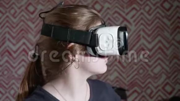 戴VR眼镜的白种人女孩试图统治视频的预览图