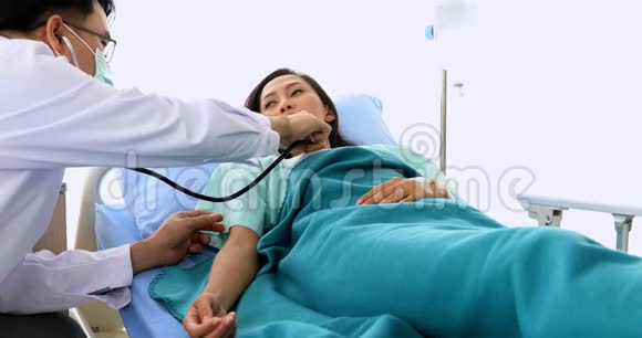 男性医生用听诊器检查女性患者呼吸视频的预览图