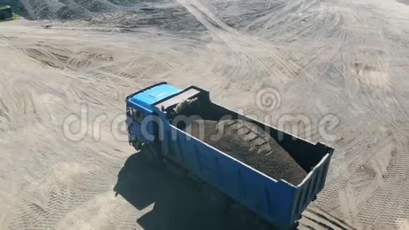 用卡车搬迁矿产资源的采石场地视频的预览图