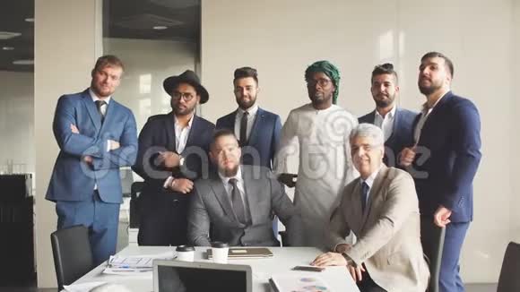 由男性组成的多种族商业团队仅限于室内行政部门视频的预览图