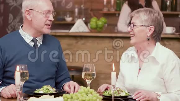 老人在浪漫的晚餐上给妻子献上三朵红玫瑰视频的预览图