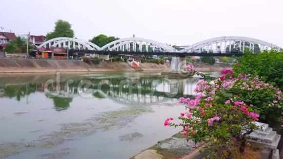 泰国兰邦王河上的Ratsadaphisek桥视频的预览图