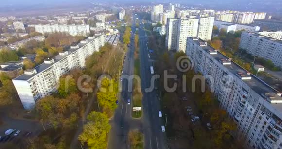 哈尔基夫住宅区和大道的秋季鸟瞰图视频的预览图