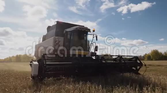 农业领域的燕麦与工业农场联合收割机视频的预览图