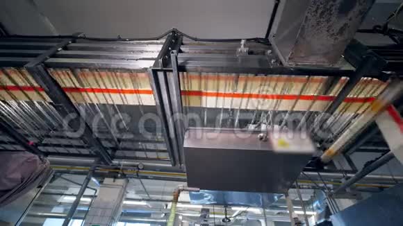 工厂输送机工作在一个设施移动产品视频的预览图
