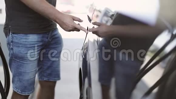 人用无铅汽油给汽车加油视频的预览图