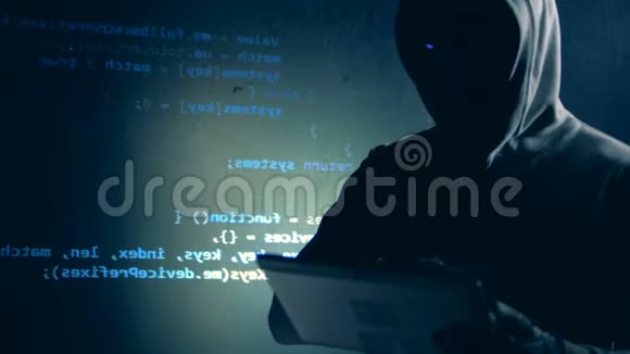 一个人在黑客攻击时使用平板电脑关闭视频的预览图