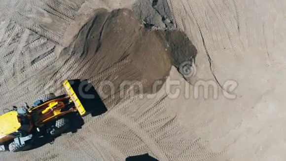 挖掘机正在采矿场挖沙视频的预览图