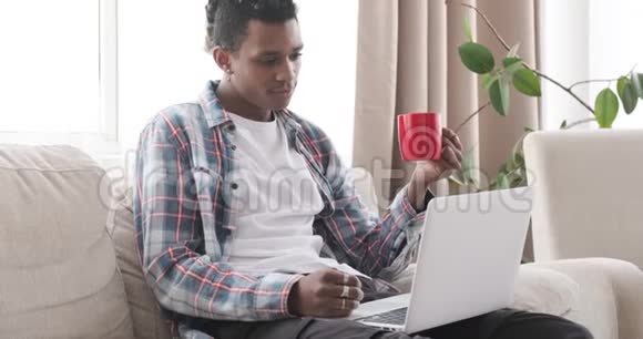 有人在家喝咖啡用笔记本电脑视频的预览图