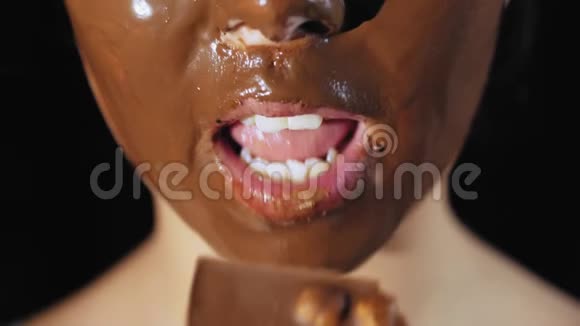 紧紧抓住一个女孩嘴咬着巧克力棒视频的预览图