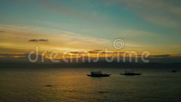 日落过海顶景有船的海景视频的预览图