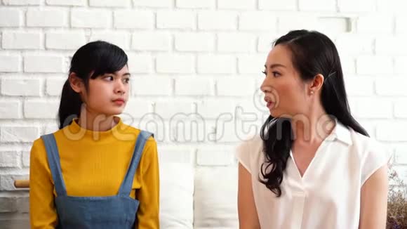 恼羞成怒的亚洲少女与心烦的中年母亲之间的争论视频的预览图