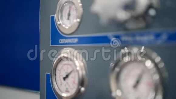 控制面板上的工业气压计视频的预览图