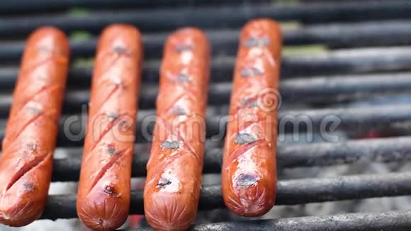 烤架上美味多汁的香肠视频的预览图