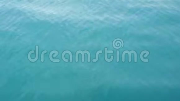 蓝色海水在移动视频的预览图