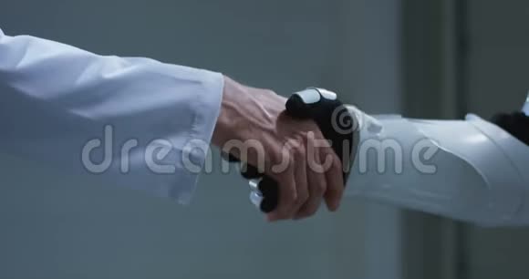 人和机器人握手视频的预览图