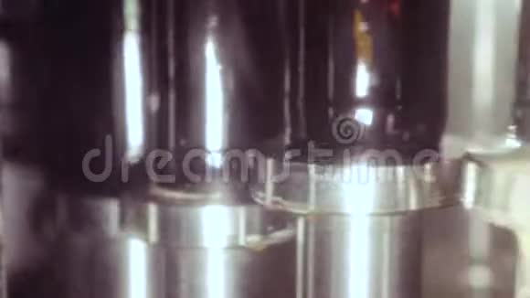 啤酒厂碳酸酒精饮料装瓶生产线视频的预览图