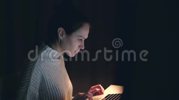 快乐的女性晚上用笔记本用信用卡购买网上购物视频的预览图