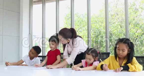 亚洲教师在课堂上检查学生练习教师检查学生练习概念视频的预览图