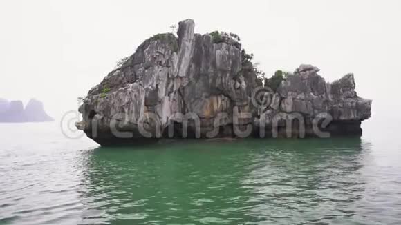 越南哈龙湾的石灰石山视频的预览图