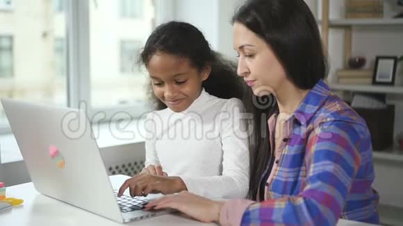 一个中等水平的黑人女孩在家中与中学的一名教师交谈帮助她学习视频的预览图