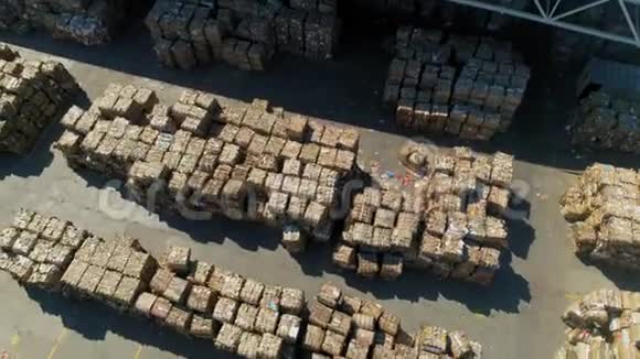 从仓库堆场和废纸堆的空中运动视频的预览图