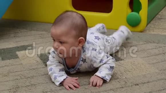 可爱的3个月大的小男孩享受肚子的时间视频的预览图