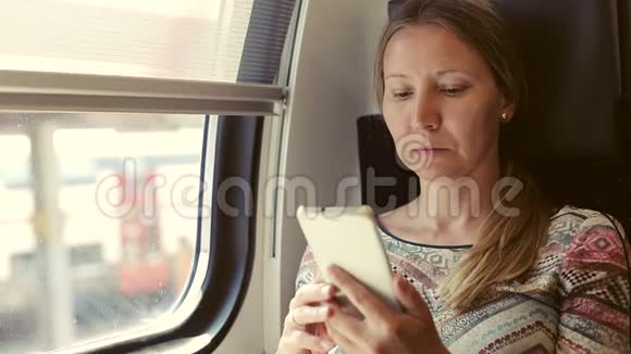 成年女性在火车上用手机看书视频的预览图