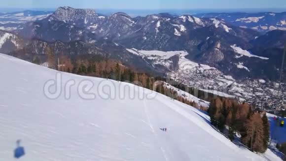 奥地利圣吉尔根Zwolferhorn乘坐缆车的阴影视频的预览图