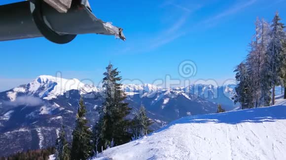 奥地利圣吉尔根的兹沃费尔霍恩冰雪融化的景观视频的预览图