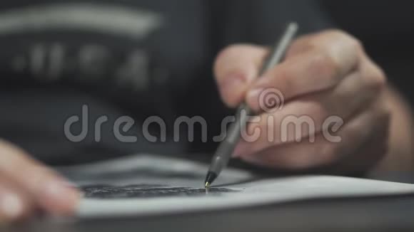 男人用圆珠笔在白纸上画画视频的预览图