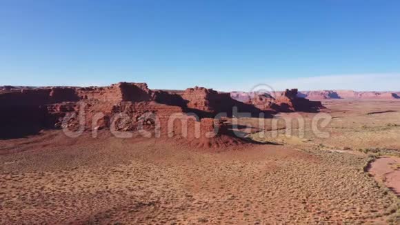沙漠中的红岩带着红沙在峡谷中的空中飞行视频的预览图