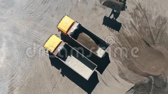 随车卸砂过程俯视图视频的预览图