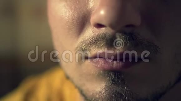 一个年轻人的轮廓特写的嘴有刚毛男口嚼一份青菜沙拉视频的预览图