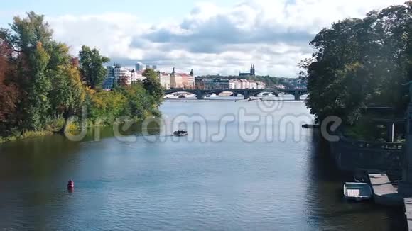 布拉格老城的河景一艘双体船漂浮在河上视频的预览图