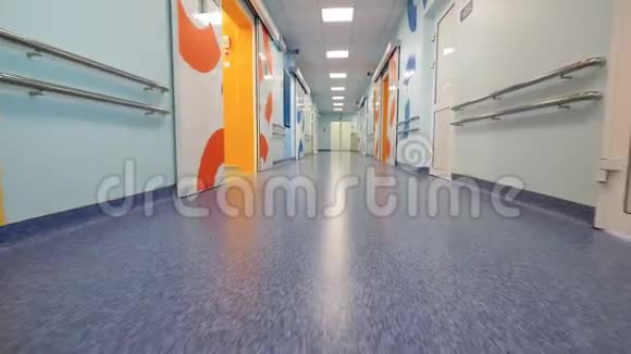 长的医院走廊有许多病房视频的预览图
