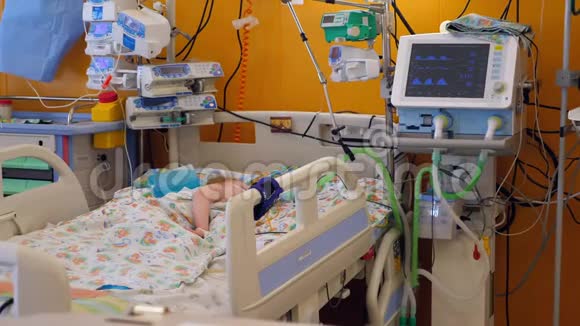 一个孩子睡在现代病房的病床上视频的预览图