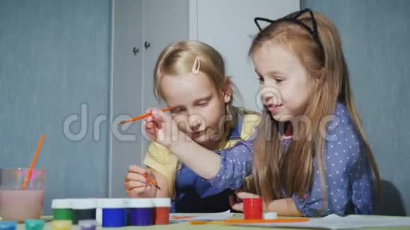 孩子们在一起玩得很开心涂上水的颜色视频的预览图