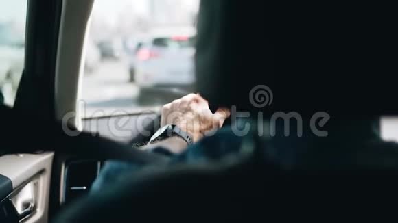 一个人开车在城市周围从后座上看到的视频的预览图