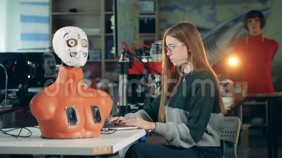 女孩在实验室和机器人合作关门视频的预览图