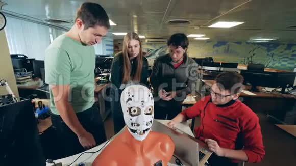 一群工程师修理机器人关门视频的预览图
